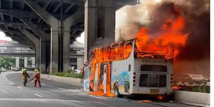 FOTO/ Aksident tragjik në Tajlandë/ Mbi 20 fëmijë fëmijë humbin jetën nga përplasja e autobusit 