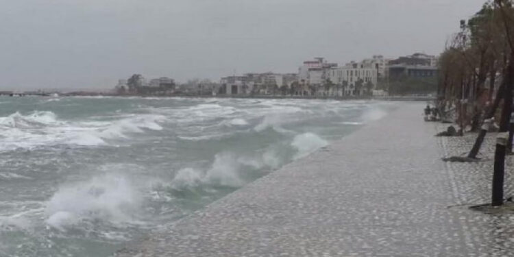 “Po vjen stuhia”/ Porti i Vlorës ndalon lundrimin e varkave të vogla dhe peshkimit!