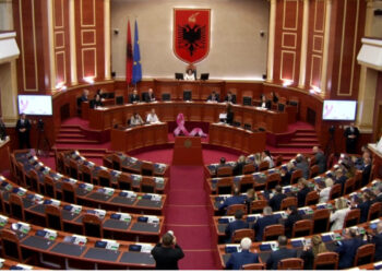 LIVE-Jashtë kaos, brenda socialistët vijojnë diskutimet në Parlament