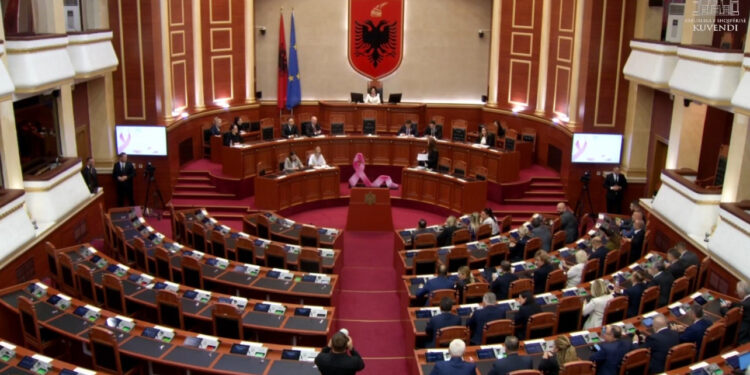 LIVE-Jashtë kaos, brenda socialistët vijojnë diskutimet në Parlament