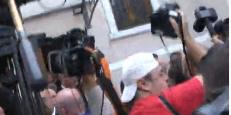 Agravohet situata te Kuvendit, deputetët i bërtasin gardës: Nuk na prekni me dorë