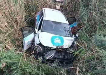 Aksident në rrugën nacionale Lushnje-Berat, taksia humb kontrollin dhe përfundon në kanal, plagoset 40-vjeçarja