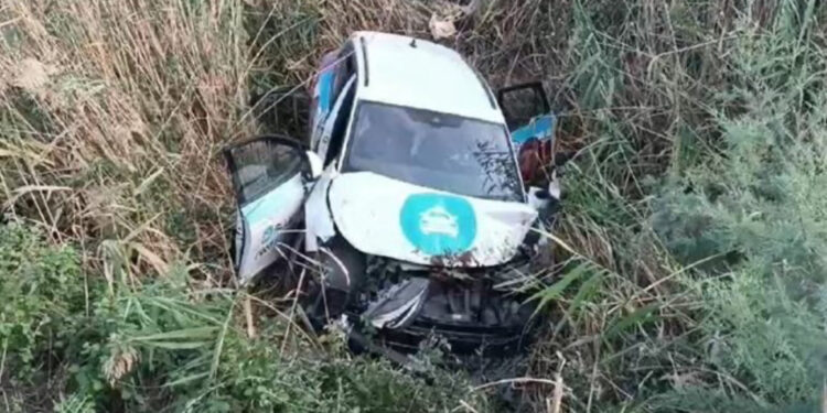 Aksident në rrugën nacionale Lushnje-Berat, taksia humb kontrollin dhe përfundon në kanal, plagoset 40-vjeçarja