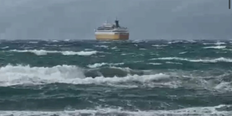 Përkeqësimi i motit, Porti i Durrësit pezullon lundrimet drejt Barit