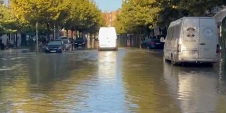 Vlora zgjohet e përmbytur, mbi 50 të evakuuar