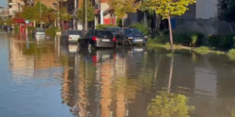 Vlora nën pushtetin e ujit, 55 banorë evakuohen nga banesat