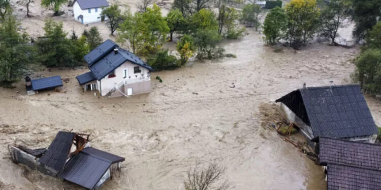 Bosnja shpall gjendjen e jashtëzakonshme pas përmbytjeve fatale, 21 të vdekur