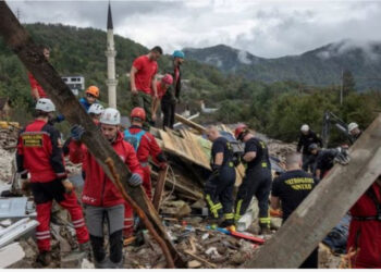 Përpjekje për të gjetur të zhdukurit, ekipet ndërkombëtare të shpëtimit ndihmojnë Bosnjën pas përmbytjeve vdekjeprurëse