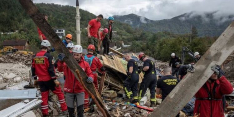Përpjekje për të gjetur të zhdukurit, ekipet ndërkombëtare të shpëtimit ndihmojnë Bosnjën pas përmbytjeve vdekjeprurëse