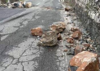 Shembet masivi i gurëve në Shkopet, bllokohet rruga nacionale Burrel-Skuraj/ Banorët: Është e rrezikshme duhet të ketë rrjeta mbrojtëse