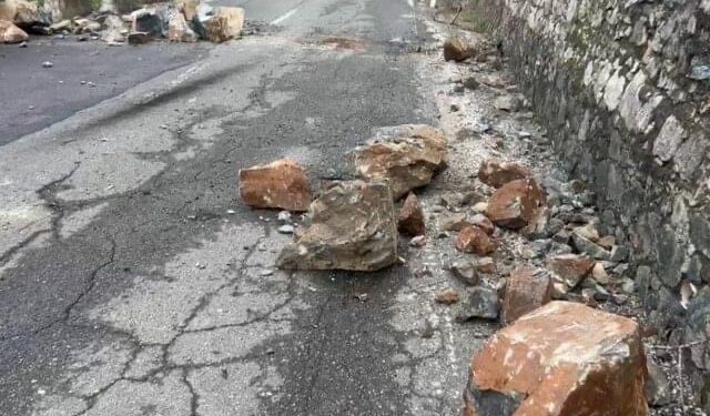 Shembet masivi i gurëve në Shkopet, bllokohet rruga nacionale Burrel-Skuraj/ Banorët: Është e rrezikshme duhet të ketë rrjeta mbrojtëse