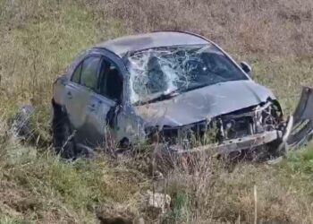 Aksident në Fier, automjeti del nga rruga dhe përfundon në një tokë bujqësore, dy të plagosur