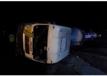 Trajleri përmbyset në Thumanë, shoferi del pa lëndime