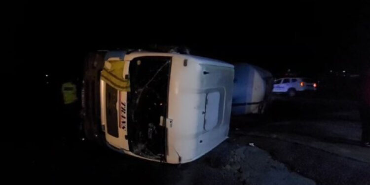 Trajleri përmbyset në Thumanë, shoferi del pa lëndime