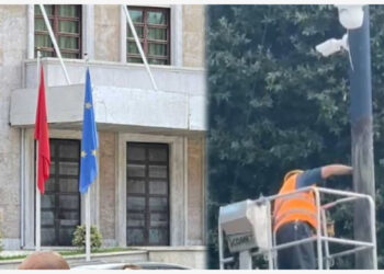 Protesta e PD, Kryeministria fortifikohet me veshje metalike, shtyllat e ndriçimit lyhen me graso