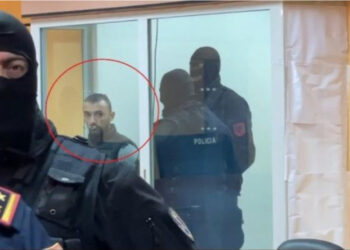 I veshur mirë dhe i buzëqeshur, Sokol Mjacaj kërkon të dalë nga “41 bizz”. Gjyqi shtyhet në 24 tetor