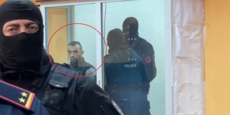 I veshur mirë dhe i buzëqeshur, Sokol Mjacaj kërkon të dalë nga “41 bizz”. Gjyqi shtyhet në 24 tetor