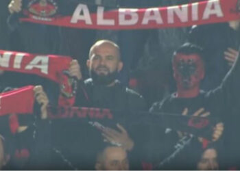 VIDEO/ Duartrokitje dhe vërshëllima gjatë himnit të Shqipërisë