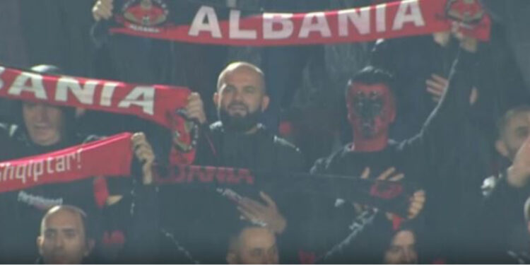 VIDEO/ Duartrokitje dhe vërshëllima gjatë himnit të Shqipërisë