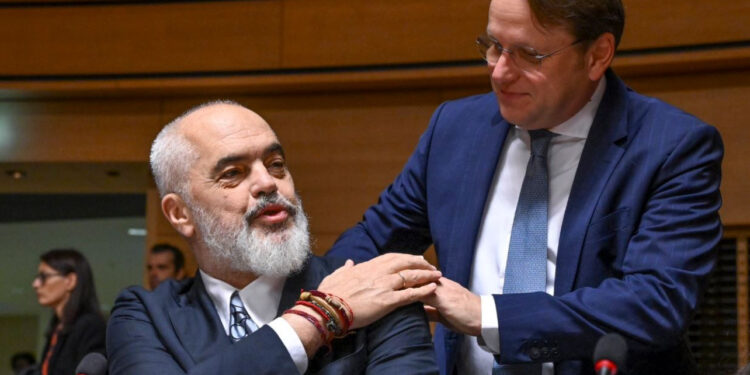 Varhelyi: Përgëzojmë Shqipërinë për punën e përkushtuar, përmbushi reformat e kërkuara