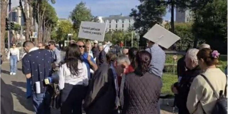 Marshim sensibilizues në Tiranë për të drejtat e të verbërve