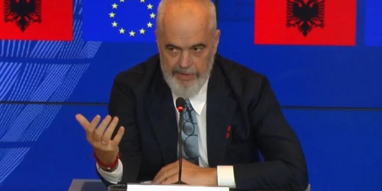 “Kur shqiptarët bien në dashuri, nuk i ndal dot!” Rama: Tre herë jemi poshtëruar, por nuk ka të ardhme tjetër