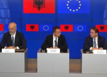 “Historia nuk mund të jetë arsye për të ndalur bisedimet!” Ndarja nga procesi i Shkupit, Rama: Trishtim për vëllezërit e Maqedonisë së Veriut, ndyshuan dhe emrin