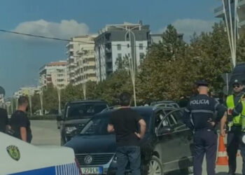 Aksident në Vlorë/ Makina përplas këmbësoren, ndalohet shoferi