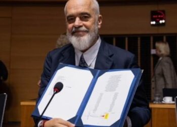 “U ulëm plot dinjitet në tryezë!” Hapja e negociatave/ Rama: Shqipëria 2030 do të ngrejë flamurin e Skënderbeut e të Ismail Qemalit në oborrin e familjes së BE-së