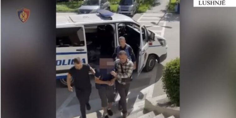 Arrestohet 68-vjeçari në Lushnje, zbulohet se kishte fshehur kallashnikovë në lokal