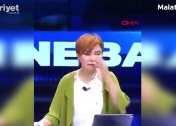 VIDEO/ Tërmeti i fortë në Turqi lëkund studion televizive, spikeren e zë paniku në mes të transmetimit live: O zot vazhdon akoma, djema!