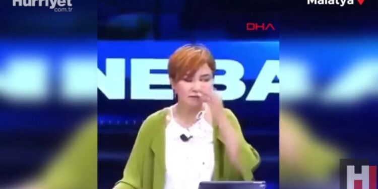 VIDEO/ Tërmeti i fortë në Turqi lëkund studion televizive, spikeren e zë paniku në mes të transmetimit live: O zot vazhdon akoma, djema!