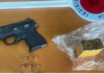 EMRI/ Mbante pistoletë dhe drogë në dhomën e gjumit, arrestohet shqiptari në Itali