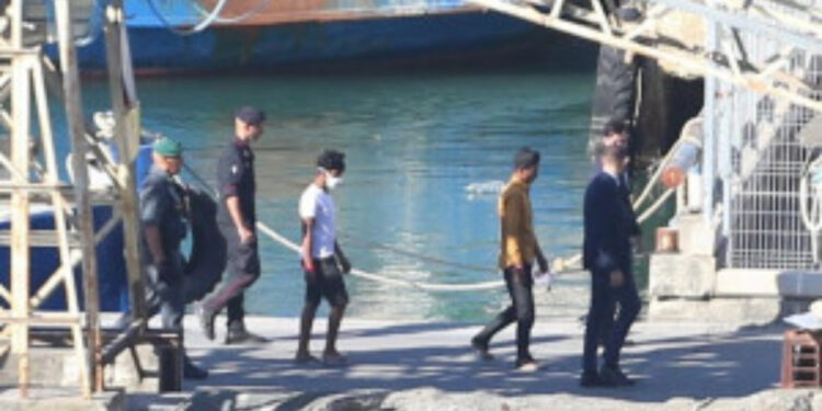 Mbërritja e 16 emigrantëve në Shëngjin, dy prej tyre do kthehen në Itali