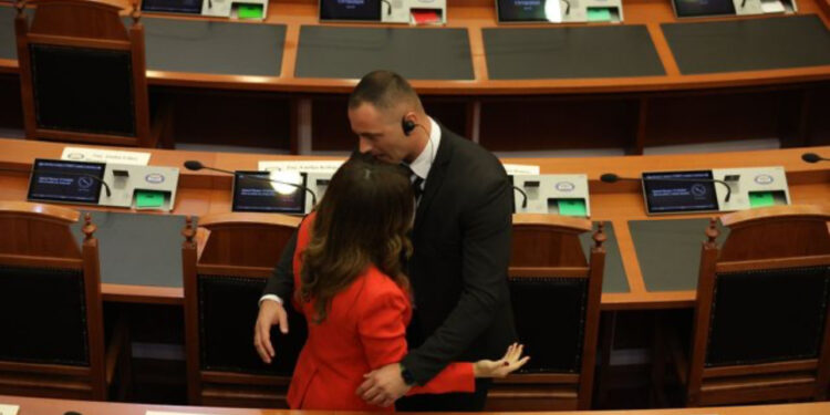 FOTO-LAJMI/ Parfumi i Elda Hotit terrorizon Elisa Spiropalin, urdhëron Gardën për ta nxjerrë jashtë nga salla