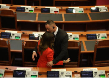 “Ishte aromatizues”, deputetja e PD-së sqaron akuzat për hedhjen e benzinës: Ta verifikojë SPAK, nuk trembem