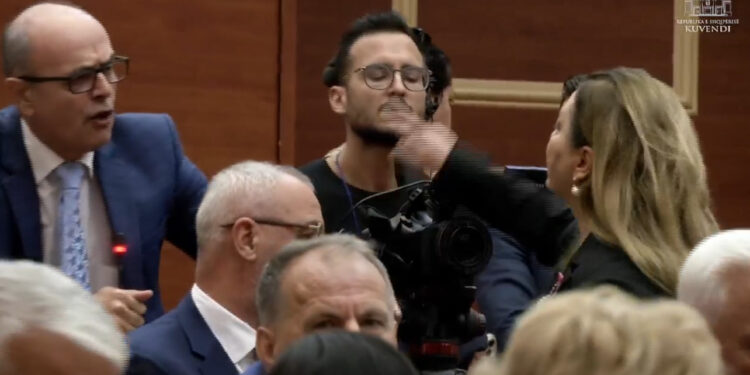 LIVE-‘Luftë civile’! Sherr në Parlament, Spiropali: Albana, mos e dhuno Petron