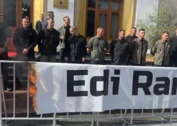 Çfarë po ndodh në Kuvend/ Noka i vë zjarrin banderolës te gardhi metalik pasi spërkati me benzinë! Dashnor Sula djeg xhaketën e tij