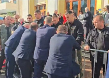 Opozita përplaset me Gardën, çan gardhin metalik