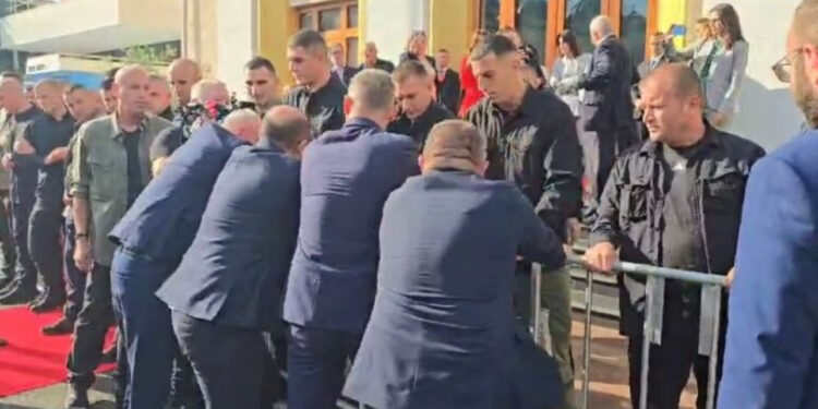 Opozita përplaset me Gardën, çan gardhin metalik