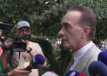 Deputeti Baçi denoncon policinë: Më vunë pistoletën te gjoksi!