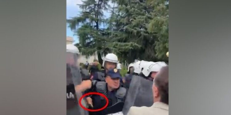 Polici nxori armën? Debati, pse u lejua FNSH që të futet brenda Parlamentit?