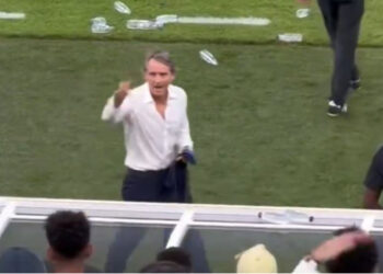 VIDEO/ ”Ik q*u”, Mançini nuk përmbahet në Arabi, trajneri italian shan rëndë tifozin