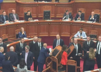 Përplasjet në Kuvend/ PS bën gati propozimin për ndëshkimin e deputetëve demokratë, mes tyre Hoti dhe Doda