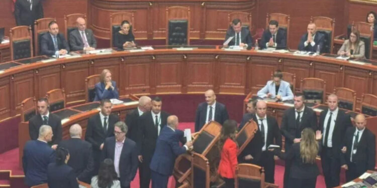 Përplasjet në Kuvend/ PS bën gati propozimin për ndëshkimin e deputetëve demokratë, mes tyre Hoti dhe Doda