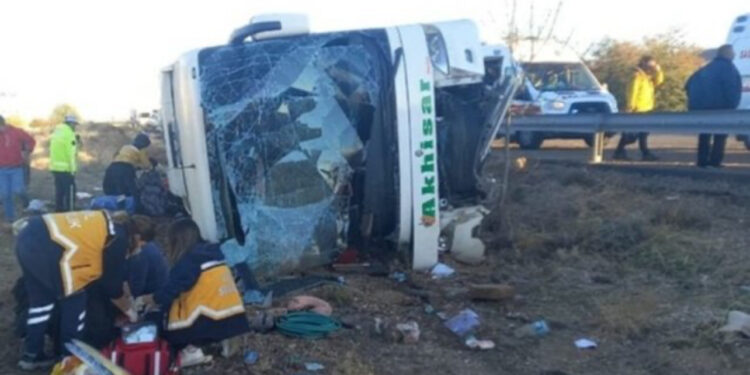 Përmbyset autobusi në Turqi, gjashtë persona të vdekur, plagosen 25 pasagjerë të tjerë