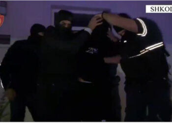 ‘Ulu, policia’/ 24 vjeçari kapet MAT duke vjedhur në banesë, VIDEO e momentit të arrestimit!