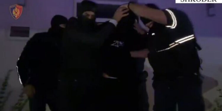 ‘Ulu, policia’/ 24 vjeçari kapet MAT duke vjedhur në banesë, VIDEO e momentit të arrestimit!