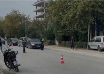Aksidenti në Fier, motori përplas biçikletën. Dy të lënduar