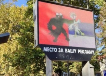 FOTO VIRALE/ Hakerohet billbordi në Serbi, Shqiponja me dy krerë ‘kap prej fyti’ atë serbe në mes të qytetit